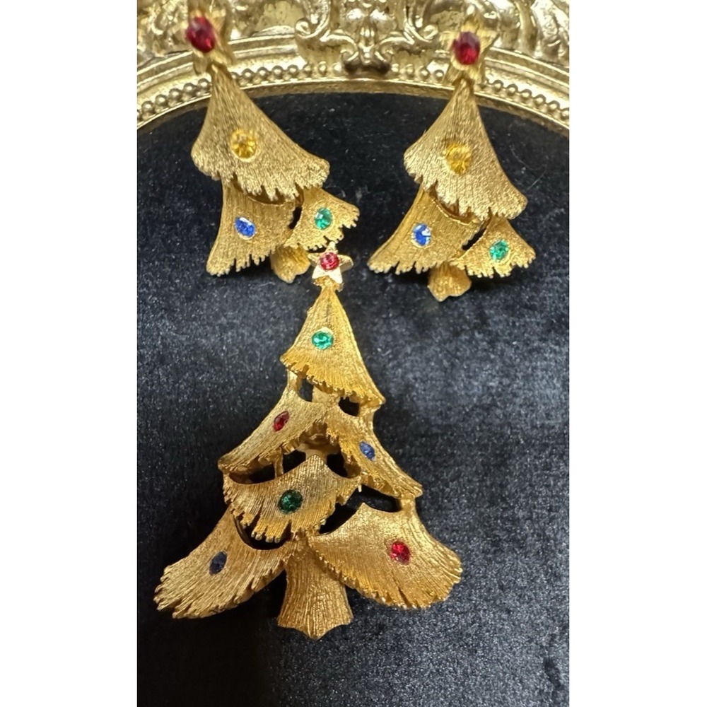 Vintage JJ Gold Tone Christmas Tree Pin Brooch Clip On Earrings Rhinestone Set